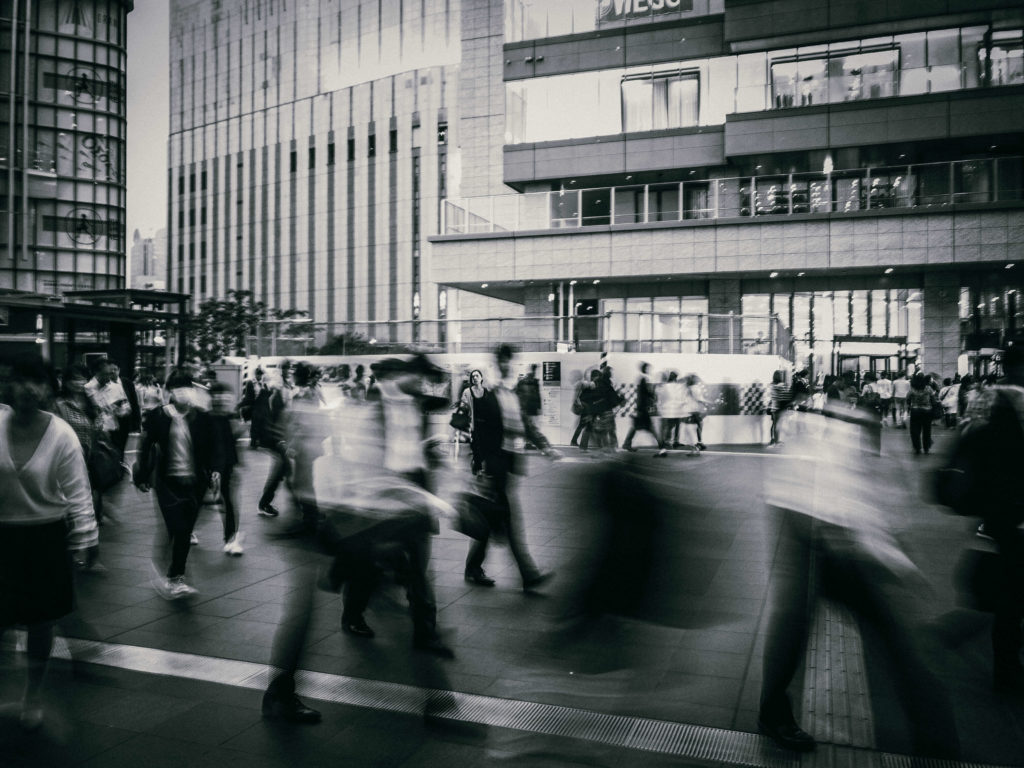 スローシャッターで人の軌跡を描く写真