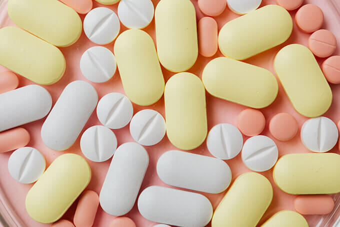医療 看護 介護 無料 写真 イラスト 素材 ウイルス バイ菌 コロナ COVID 19 錠剤 tablet カラフル colorful