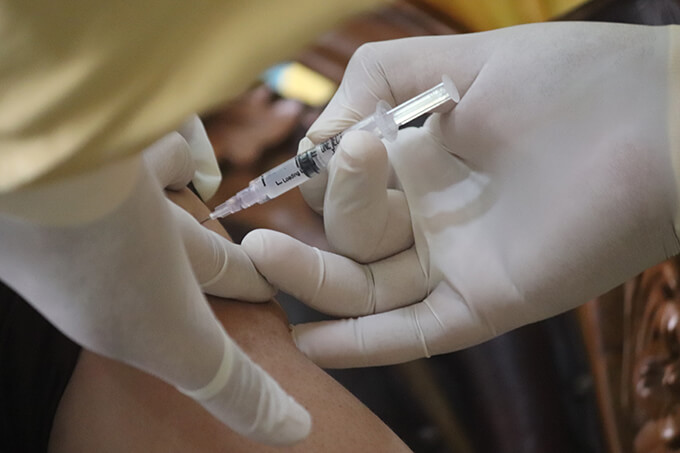 医療 看護 介護 無料 写真 イラスト 素材 ウイルス バイ菌 コロナ COVID 19 ワクチン 注射 Vaccine injection