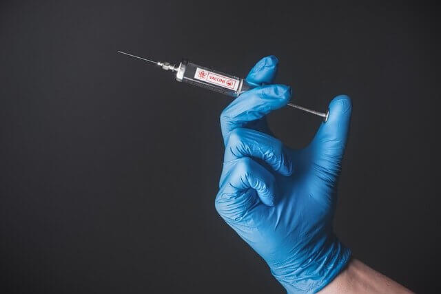 医療 看護 介護 無料 写真 イラスト 素材 ウイルス バイ菌 コロナ COVID 19 予防 ワクチン 注射 Vaccine syringe